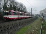 Eine Doppeltraktion aus Stadtbahnwagen B der Rheinbahn ist am 12.02.2004 von der Innenstadt her in Dsseldorf-Lrick unterwegs.