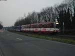 Eine Doppeltraktion aus Stadtbahnwagen B der Rheinbahn ist am 12.02.2004 auf dem Weg zur Innenstadt in Dsseldorf-Lrick unterwegs.