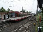 Zwei Doppeltraktionen aus Stadtbahnwagen B der KVB sind am 03.06.2004 in Srth auf der Rheinuferbahn unterwegs.