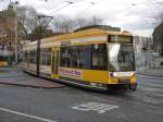 Ein meterspuriger Niederflurzug der MVG ist am 09.02.2004 auf dem Kaiserplatz in Mlheim (Ruhr) unterwegs.