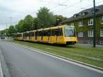Eine Doppeltraktion aus ex-Londoner Docklangs-Stadtbahnwagen der EVAG hat am 08.05.2004 gerade die sdliche Endhaltestelle der U17 in Essen-Margarethenhhe verlassen.