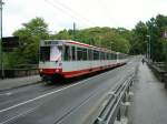 Eine Doppeltraktion aus Stadtbahnwagen B der ersten Generation ist am 08.05.2004 auf der Brcke zur Margarethenhhe in Essen unterwegs.