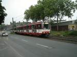 Eine Doppeltraktion aus Stadtbahnwagen B der Rheinbahn ist am 02.06.2004 auf der Dsseldorfer Strae an der Haltestelle  Kulturstrae  in Duisburg unterwegs.
