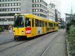 Ein DWAG-N8 der Dortmunder Stadtwerke ist am 28.09.2004 westlich der Haltestelle  Kampstrae  unterwegs.