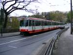 Eine Doppeltraktion aus Stadtbahnwagen B ist am 22.04.2008 auf der Brcke zur Margarethenhhe in Essen unterwegs.